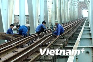Maintaining the north-south track (Photo: VNA)